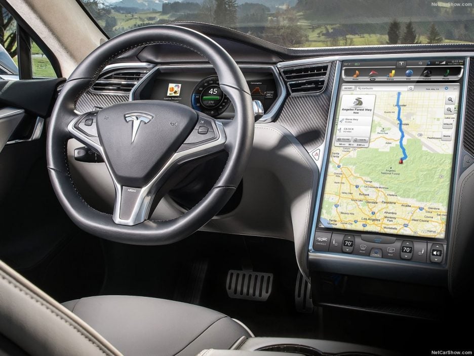 Intérieur de la Tesla Model S, présentant un gigantesque écran tactile central regroupant la totalité des commandes. 